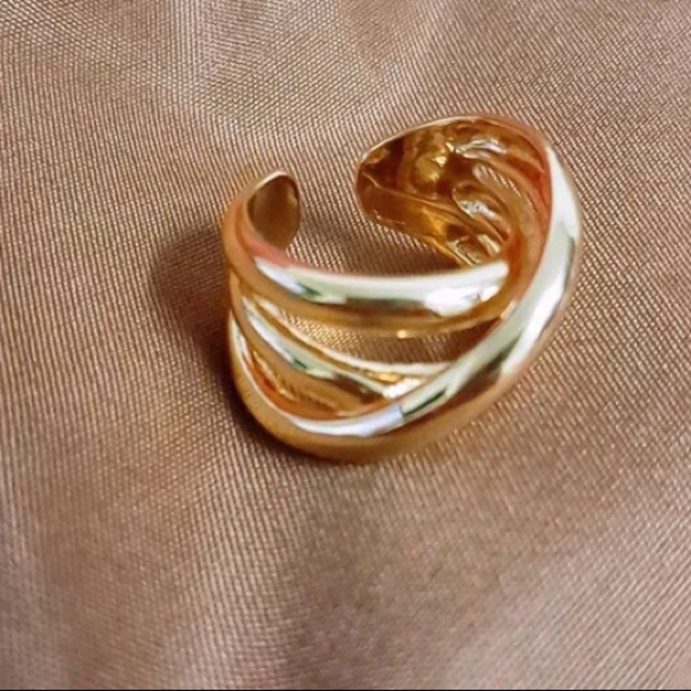 🧡 Minimalist Twisted gold ring - Picture 5 of 6